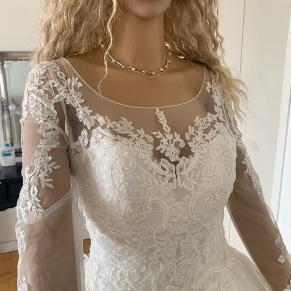 Brand new never work gorgeous ball gown off the shoulder wedding dress - Picture 4 of 16